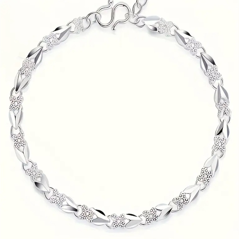 ❗️5/$25❗️Elegant Silver Floral Necklace - Picture 2 of 2